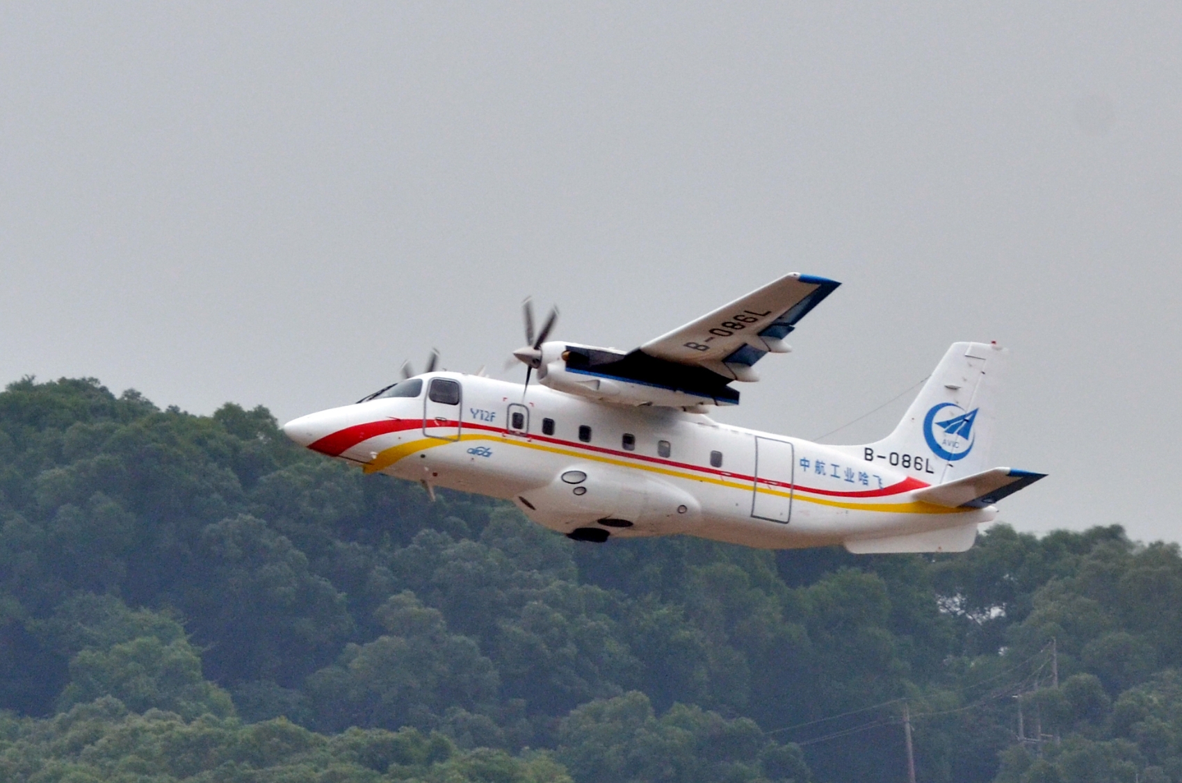 运12F低空飞行